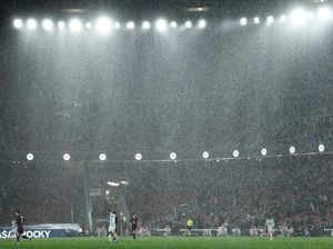 Barcelona Banjiri Gawang Oviedo, Camp Nou Bocor gegara Hujan