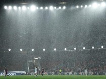 Barcelona Banjiri Gawang Oviedo, Camp Nou Bocor gegara Hujan