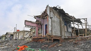 Gelombang Tinggi Rusak Rumah Nelayan di Pesisir Ampenan