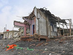 Gelombang Tinggi Rusak Rumah Nelayan di Pesisir Ampenan