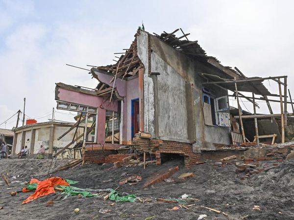 Gelombang Tinggi Rusak Rumah Nelayan di Pesisir Ampenan