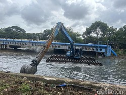 Video Pramono Cek Pengerukan Kali di Kembangan untuk Antisipasi Banjir