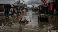 Jalan Utama Babelan Dikepung Banjir, Mobilitas Warga Terganggu