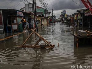 Jalan Utama Babelan Dikepung Banjir, Mobilitas Warga Terganggu
