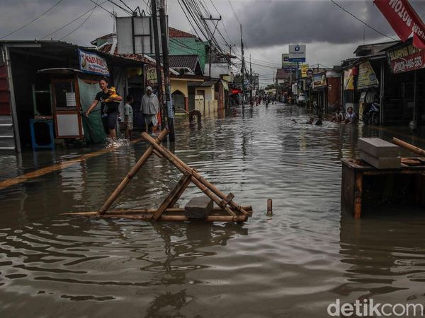 Jalan Utama Babelan Dikepung Banjir, Mobilitas Warga Terganggu