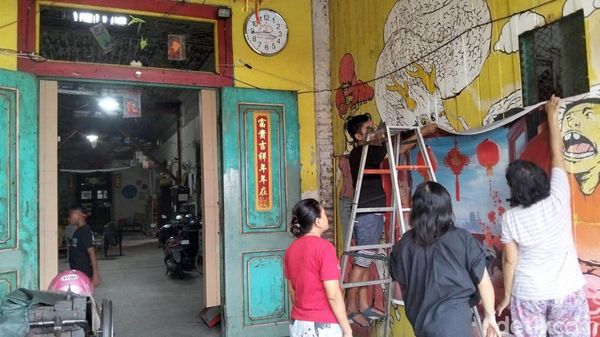 Jelang Imlek, Warga Tambak Bayan Hias Kampung dengan Ornamen Sederhana