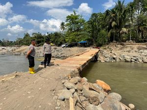 Polisi Bangun Jembatan Darurat di Aceh Utara, Akses Antar Desa Kembali Terbuka