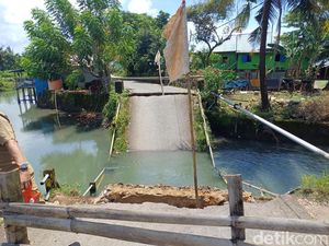 Jembatan Penghubung Antardesa di Pangkep Ambruk Usai Dilewati Truk Muat Tanah