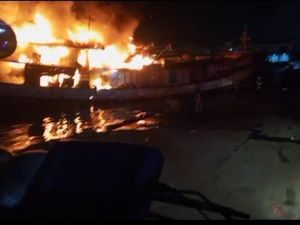 Kapal Nelayan Terbakar di Penjaringan, 17 Mobil Damkar Dikerahkan