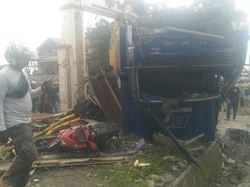 Video Detik-detik Kecelakaan Beruntun di Padang Panjang, Truk Hantam Rumah