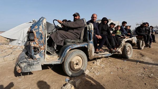 Kendaraan Rusak Tak Hentikan Hussein Liwa Angkut Warga di Gaza