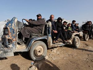 Kendaraan Rusak Tak Hentikan Hussein Liwa Angkut Warga di Gaza