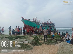 Kapal Nelayan dari Banyuwangi Patah dan Terdampar di Sumba Barat Daya
