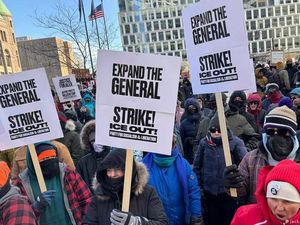 Lawan Aksi Represif Aparat Federal AS, Protes Besar Melanda Minneapolis