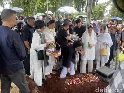 Suasana Haru Pemakaman Lucky Widja