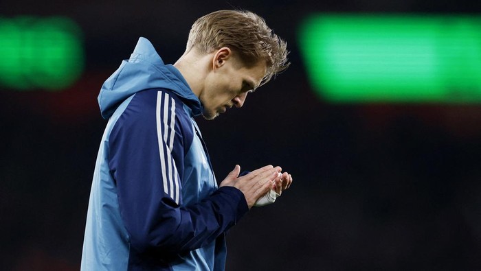 Soccer Football - Premier League - Arsenal v Manchester United - Emirates Stadium, London, Britain - January 25, 2026 Arsenals Martin Odegaard looks dejected after the match Action Images via Reuters/Peter Cziborra EDITORIAL USE ONLY. NO USE WITH UN