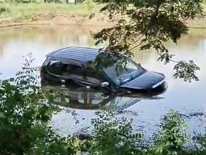 Mobil di Jalan Poros Pangkep-Barru Terjun ke Empang gegara Sopir Ngantuk