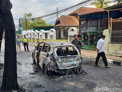 Honda Jazz Terbakar Hebat di Magelang Utara, Pengemudi Kabur