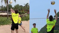 Aksi Pebalap MotoGP Main Voli Bareng Warlok di Lombok