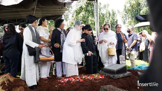 Pemakaman Lucky Element - Insertlive.com