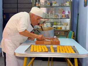 Salut! Kakek 90 Tahun Ini Masih Gesit Jualan Kue Legendaris Asal Peru