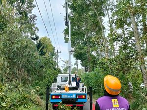 PLN Pulihkan 21 Penyulang Utama Terdampak Angin Kencang di DIY