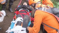 Pendaki Wanita Dievakuasi Tim SAR, Patah Tulang Saat Turun Gunung Abang