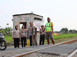 Relawan Penjaga Perlintasan KA di Malang Digaji Rp 1 Juta Per Bulan