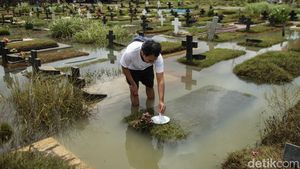 Potret TPU Mangun Jaya Bekasi Kembali Banjir Usai Hujan Berhari-hari