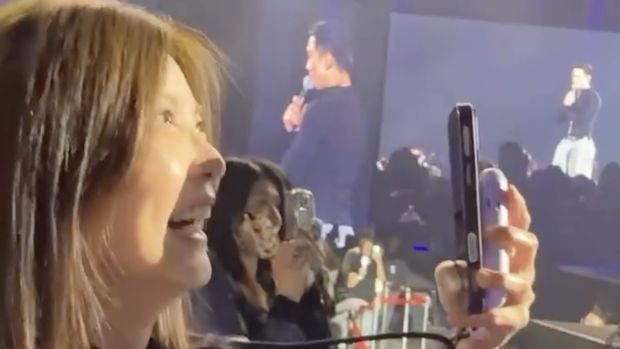 Rain minta maaf usai tegur penggemar di konsernya ternyata tuli.