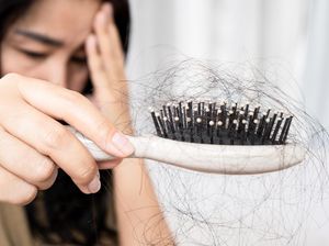 Rambut Rontok Terus? 7 Makanan Ini Bisa Jadi Penyelamat