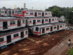 Ratusan Bangkai Gerbong Kereta Menumpuk di Depo Depok
