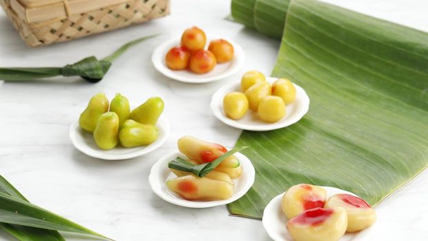 Kue Ku Buah Mini Fantasi, in Thai Popular as Kamoom Lok Choup. Sweet Dumpling made from Mashed Mung Bean with Jelly Gelatin  Skin