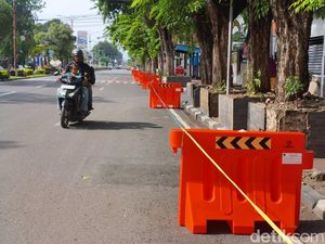 Dishub Sidoarjo Pasang Road Barrier Cegah Parkir Liar di Pucang