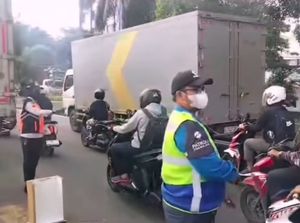 Ada Truk Gangguan, Lalin Jalan Daan Mogot Arah Kalideres Macet
