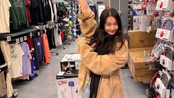 Gemas! Shin Min Ah Pamer Foto Bulan Madu di Spanyol Bareng Kim Woo Bin