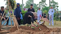 Pemakaman Praka Kori yang Tewas Tertimbun Longsor Cisarua Diwarnai Isak Tangis