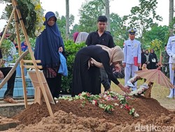 Pemakaman Praka Kori yang Tewas Tertimbun Longsor Cisarua Diwarnai Isak Tangis