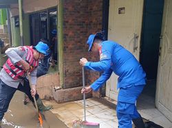 Polda Metro Bantu Bersihkan Rumah Warga Terdampak Banjir di Jaktim