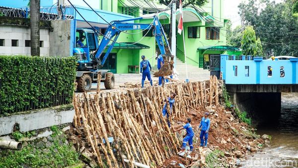 Turap Kali Longsor di Jaksel, Sudin SDA Lakukan Penanganan Darurat