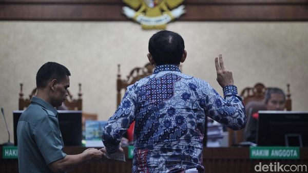 Potret Ahok Bersaksi di Sidang Kasus Tata Niaga Minyak