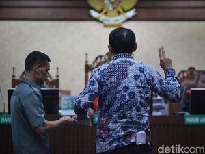 Potret Ahok Bersaksi di Sidang Kasus Tata Niaga Minyak