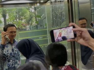 Ahok Tunjukkan HP saat Jadi Saksi Kasus Anak Riza Chalid: Semua di Sini