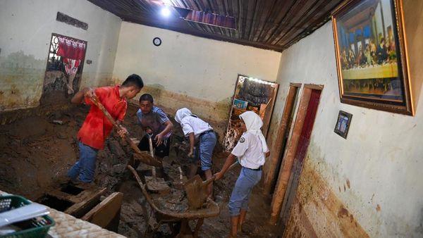 Aksi Pelajar SMK Sibolga Gotong Royong Bersihkan Lumpur Sisa Banjir