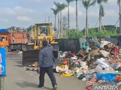 187 Ton Sampah Usai Banjir Diangkut dari Pinggir Kali di Jakbar