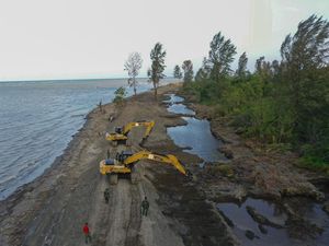 Alur Muara Peunaga Aceh Tamiang Dikeruk Agar Nelayan Kembali Melaut
