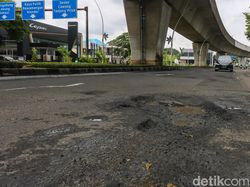Jalan Berlubang Bikin Celaka, Ada yang Meninggal Dunia