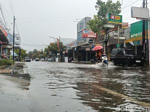 Banjir Rendam Pusat Kota Indramayu, Aktivitas Warga Terganggu