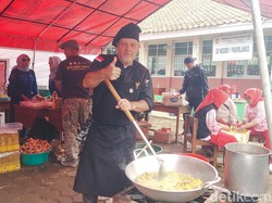 Kala Chef Asal Prancis Jadi Relawan di Dapur Umum Longsor Cisarua
