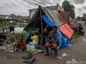 Delapan Hari Terendam Banjir, Warga Buni Bakti Bertahan di Tenda Darurat